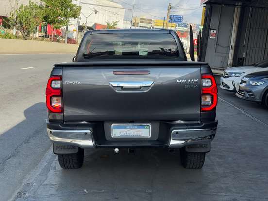 TOYOTA-HILUX-2022