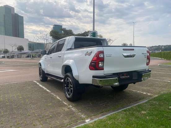 TOYOTA-HILUX-2.8 D-4D TURBO DIESEL CD SRX PLUS 4X4 AUTOMÁTICO TOYOTA-HILUX-2024