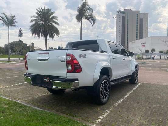 TOYOTA-HILUX-2.8 D-4D TURBO DIESEL CD SRX PLUS 4X4 AUTOMÁTICO TOYOTA-HILUX-2024