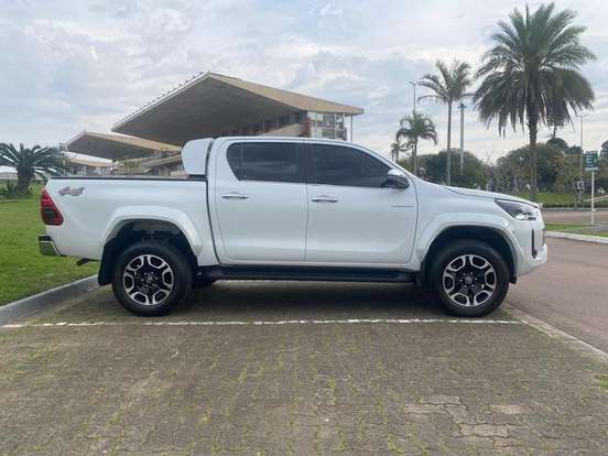 TOYOTA-HILUX-2.8 D-4D TURBO DIESEL CD SRX PLUS 4X4 AUTOMÁTICO TOYOTA-HILUX-2024