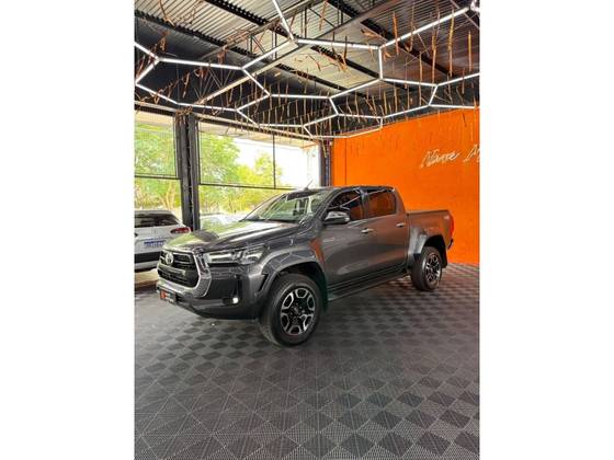 TOYOTA HILUX 2.8 D-4D TURBO DIESEL CD SRX PLUS 4X4 AUTOMÁTICO