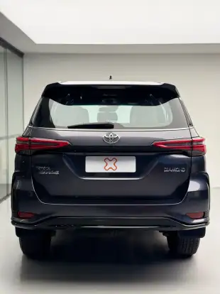 TOYOTA-HILUX SW4-2025