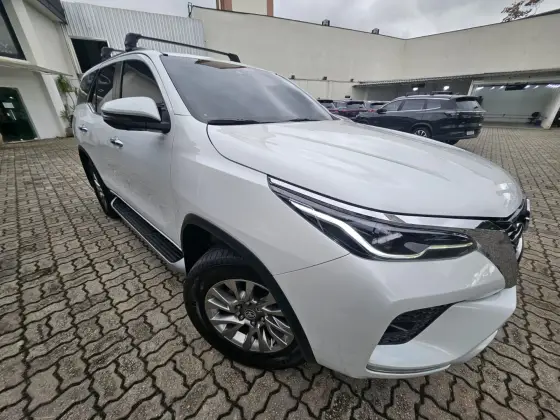 TOYOTA HILUX SW4 2.8 D-4D TURBO DIESEL SRX 4X4 AUTOMÁTICO