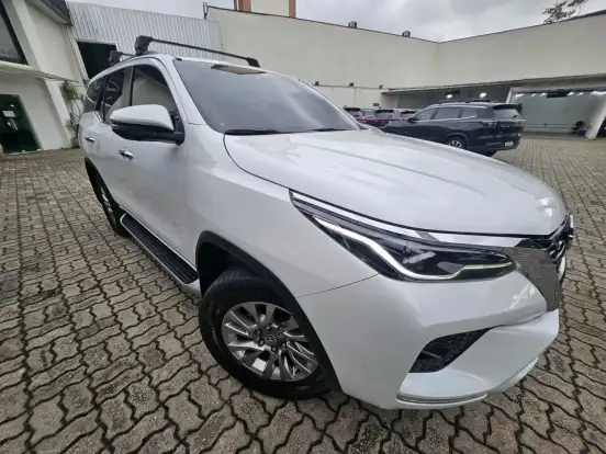 TOYOTA-HILUX SW4-2023