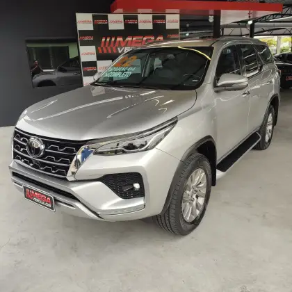 TOYOTA HILUX SW4 2.8 D-4D TURBO DIESEL SRX 7L 4X4 AUTOMÁTICO