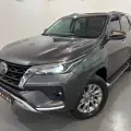 TOYOTA HILUX SW4 2.8 D-4D TURBO DIESEL SRX 7L 4X4 AUTOMÁTICO TOYOTA HILUX SW4 2.8 D-4D TURBO DIESEL SRX 7L 4X4 AUTOMÁTICO
