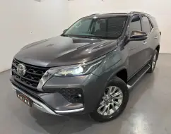 TOYOTA HILUX SW4 2.8 D-4D TURBO DIESEL SRX 7L 4X4 AUTOMÁTICO TOYOTA HILUX SW4 2.8 D-4D TURBO DIESEL SRX 7L 4X4 AUTOMÁTICO