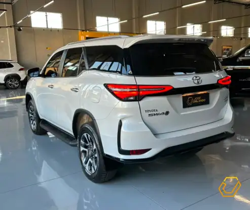 TOYOTA-HILUX SW4-2024