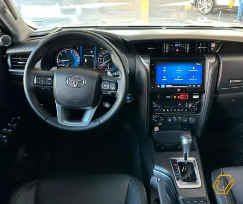 TOYOTA-HILUX SW4-2024