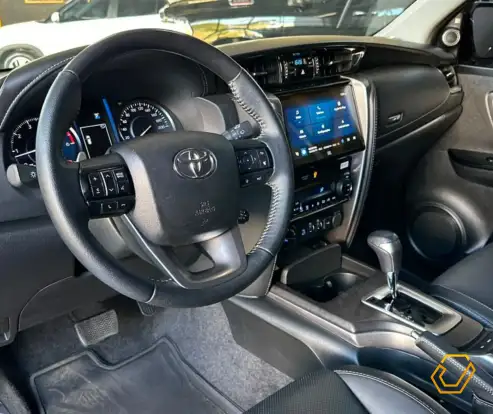TOYOTA-HILUX SW4-2024