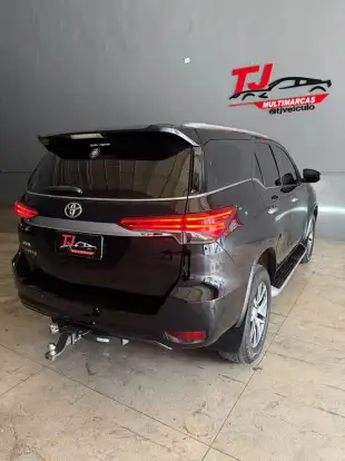 TOYOTA-HILUX SW4-2.8 SRX 4X4 7 LUGARES 16V TURBO INTERCOOLER DIESEL 4P AUTOMÁTICO TOYOTA-HILUX SW4-2018