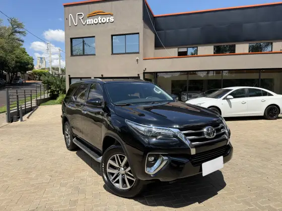 TOYOTA HILUX SW4 2.8 SRX 4X4 7 LUGARES 16V TURBO INTERCOOLER DIESEL 4P AUTOMÁTICO