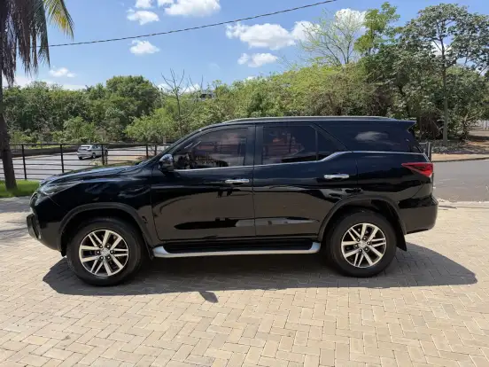 TOYOTA-HILUX SW4-2.8 SRX 4X4 7 LUGARES 16V TURBO INTERCOOLER DIESEL 4P AUTOMÁTICO TOYOTA-HILUX SW4-2018