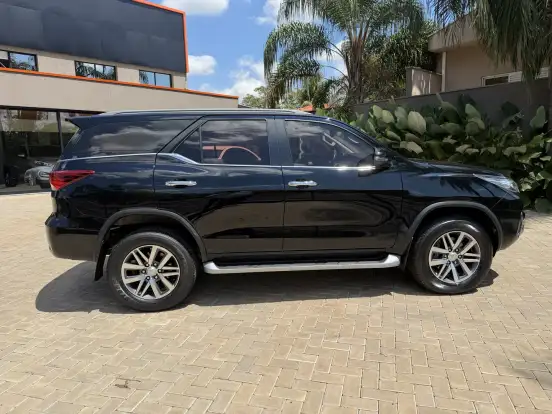 TOYOTA-HILUX SW4-2018