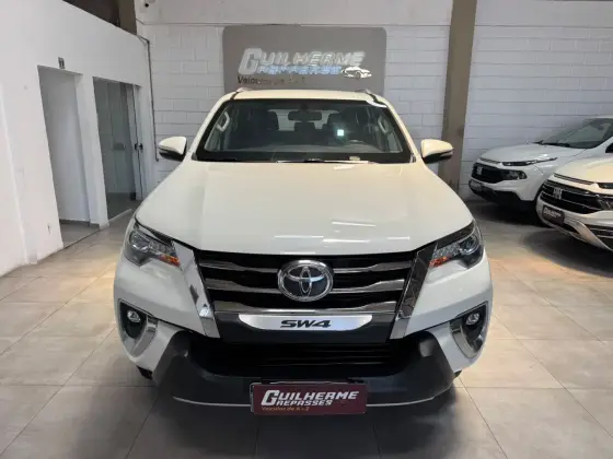 TOYOTA HILUX SW4 2.8 SRX DIAMOND 4X4 7 LUGARES 16V TURBO INTERCOOLER DIESEL 4P AUTOMÁTICO
