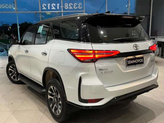 TOYOTA-HILUX SW4-2.8 D-4D TURBO DIESEL DIAMOND 7L 4X4 AUTOMÁTICO TOYOTA-HILUX SW4-2022