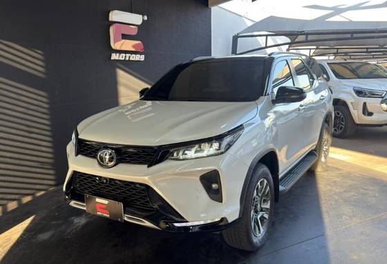 TOYOTA HILUX SW4 2.8 D-4D TURBO DIESEL DIAMOND 7L 4X4 AUTOMÁTICO