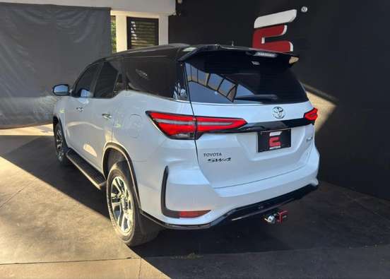 TOYOTA-HILUX SW4-2025