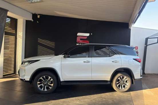 TOYOTA-HILUX SW4-2025