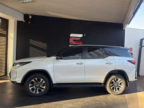 TOYOTA-HILUX SW4-2.8 D-4D TURBO DIESEL DIAMOND 7L 4X4 AUTOMÁTICO TOYOTA-HILUX SW4-2025