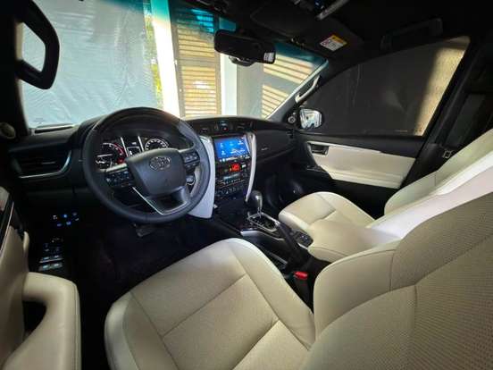 TOYOTA-HILUX SW4-2025