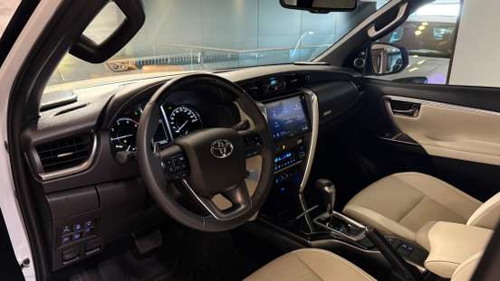 TOYOTA-HILUX SW4-2025