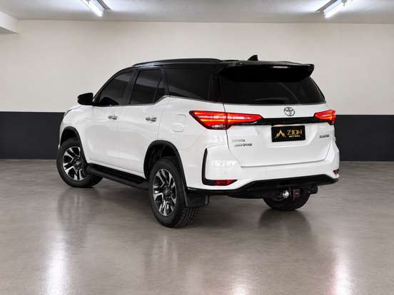 TOYOTA-HILUX SW4-2023