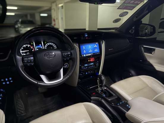 TOYOTA-HILUX SW4-2023