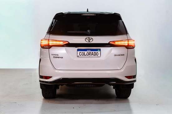 TOYOTA-HILUX SW4-2.8 D-4D TURBO DIESEL DIAMOND 7L 4X4 AUTOMÁTICO TOYOTA-HILUX SW4-2024