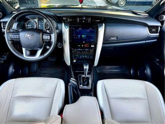 TOYOTA-HILUX SW4-2023