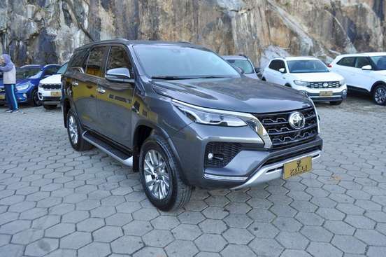 TOYOTA-HILUX SW4-2023