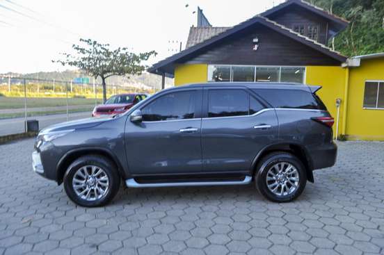 TOYOTA-HILUX SW4-2023