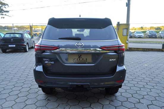 TOYOTA-HILUX SW4-2023
