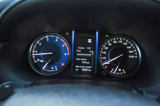 TOYOTA-HILUX SW4-2023
