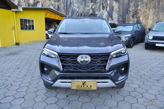 TOYOTA-HILUX SW4-2023