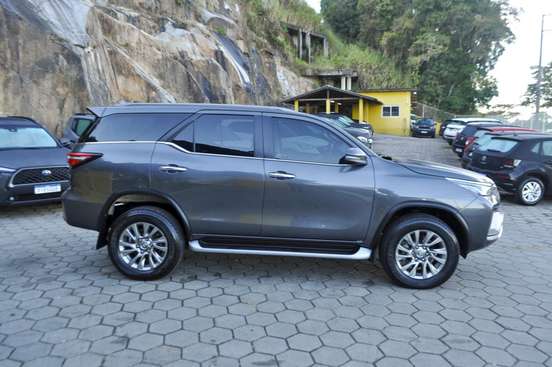 TOYOTA-HILUX SW4-2023