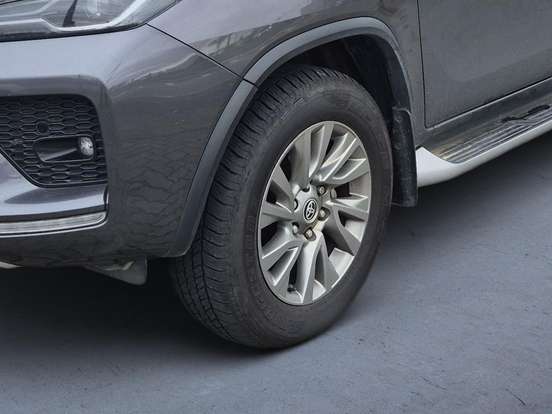 TOYOTA-HILUX SW4-2023