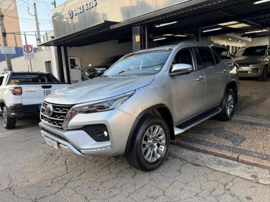 TOYOTA-HILUX SW4-2.8 D-4D TURBO DIESEL SRX 7L 4X4 AUTOMÁTICO TOYOTA-HILUX SW4-2023