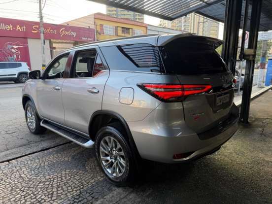 TOYOTA-HILUX SW4-2.8 D-4D TURBO DIESEL SRX 7L 4X4 AUTOMÁTICO TOYOTA-HILUX SW4-2023