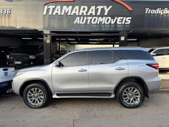 TOYOTA-HILUX SW4-2.8 D-4D TURBO DIESEL SRX 7L 4X4 AUTOMÁTICO TOYOTA-HILUX SW4-2023