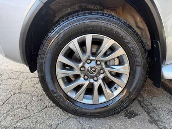 TOYOTA-HILUX SW4-2023