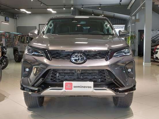 TOYOTA-HILUX SW4-2024