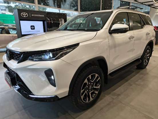 TOYOTA-HILUX SW4-2024