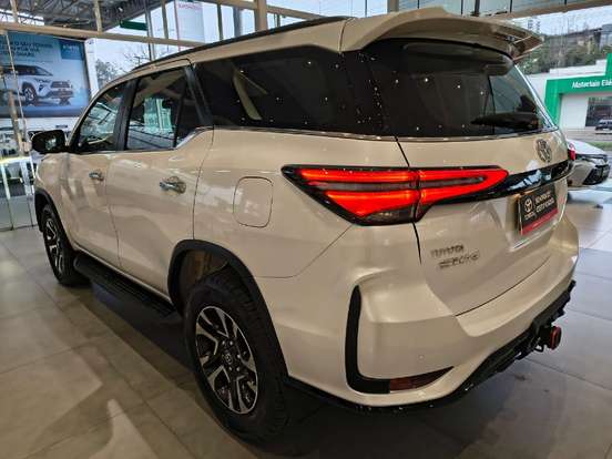 TOYOTA-HILUX SW4-2024
