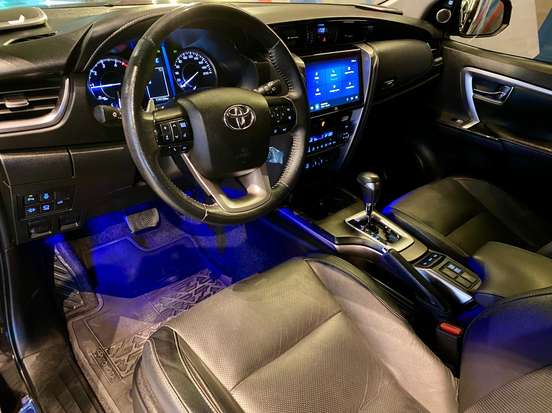 TOYOTA-HILUX SW4-2023