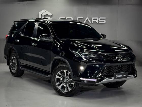 TOYOTA HILUX SW4 2.8 D-4D TURBO DIESEL SRX PLATINUM 7L 4X4 AUTOMÁTICO