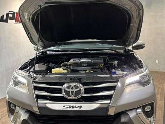 TOYOTA-HILUX SW4-2.8 SRX 4X4 7 LUGARES 16V TURBO INTERCOOLER DIESEL 4P AUTOMÁTICO TOYOTA-HILUX SW4-2019