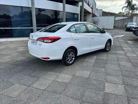 TOYOTA-YARIS-2024