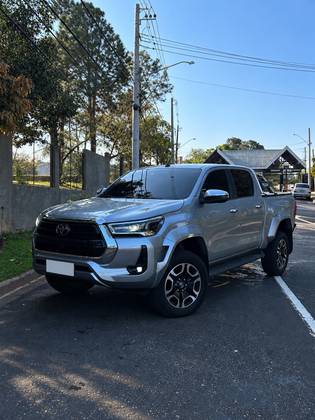 TOYOTA HILUX 2.8 D-4D TURBO DIESEL CD SRX PLUS 4X4 AUTOMÁTICO