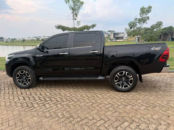 TOYOTA HILUX 2.8 D-4D TURBO DIESEL CD SRX LIMITED 4X4 AUTOMÁTICO